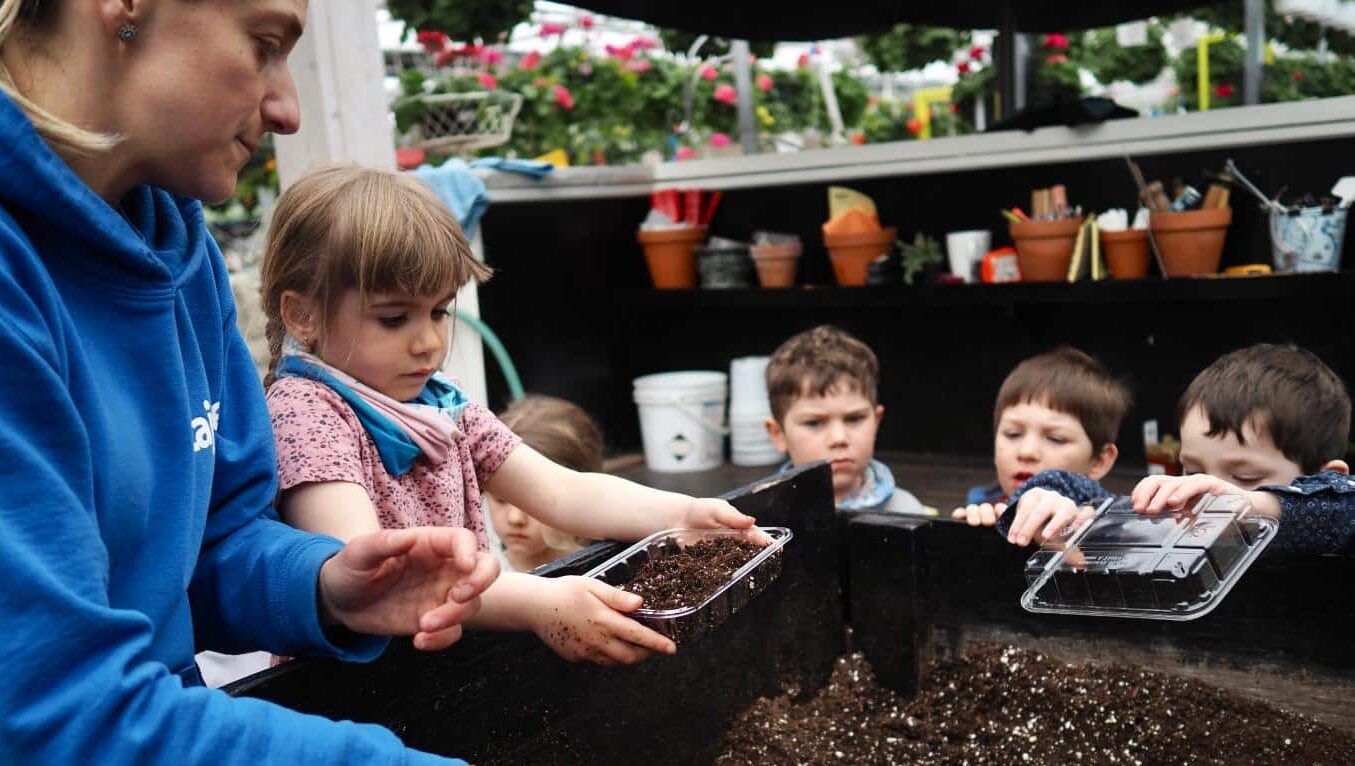 Des enfants travaillent la terre
